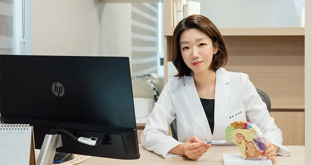 진료실에서 자료를 살펴보는 이지은 대표원장